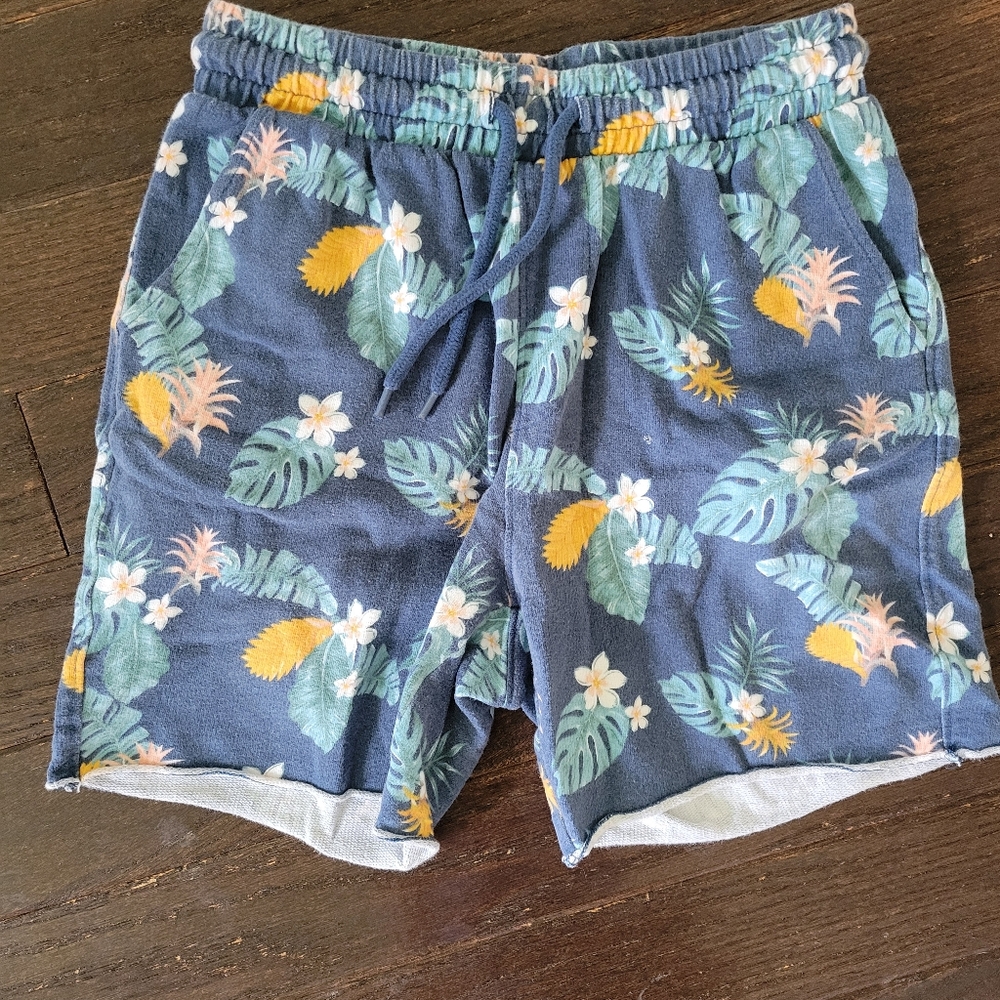 Men's xs floral print shorts, 100% cotton, small hole on left leg as pictured